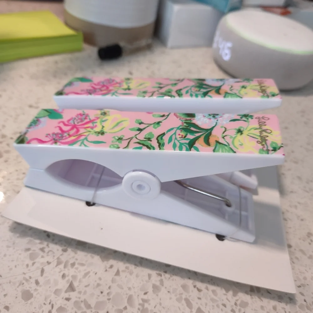 NWT Lilly Pullizer pink towel clips